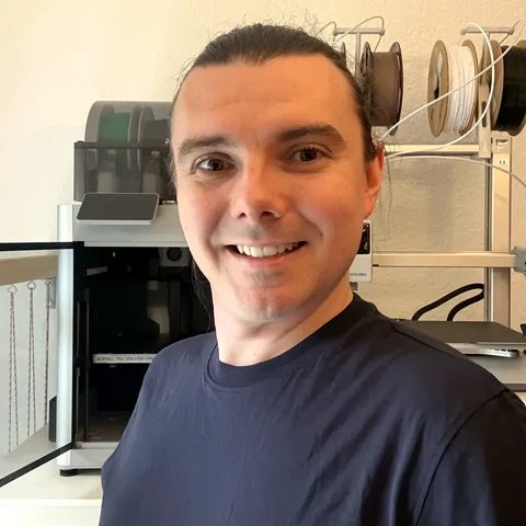 Roy-Udo, Gründer von PapaDruckt, vor seinem 3D-Drucker